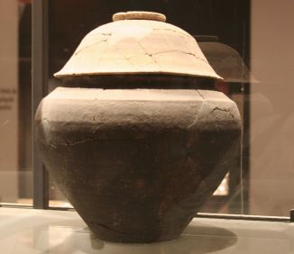 887px-urne_func3a9raire_en_terre_cuite_dans_un_coffre_en_plomb