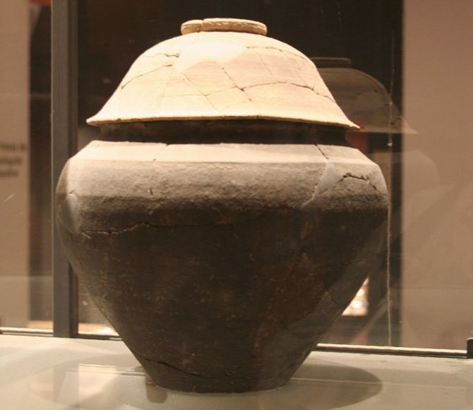 887px-urne_func3a9raire_en_terre_cuite_dans_un_coffre_en_plomb