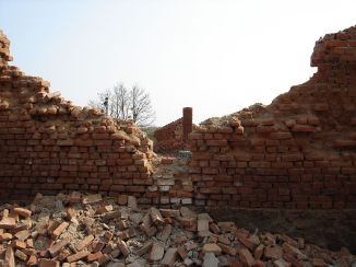 800px-Ruins_of_brick_building,_2006.5